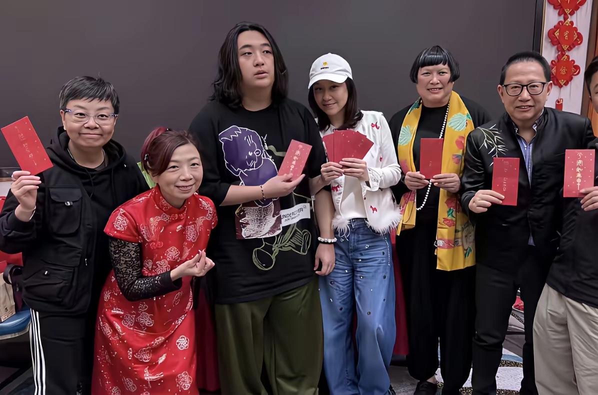 吴镇宇你管管你儿子费曼吧！看他都胖成什么样了，还留了这么长的头发。小时候