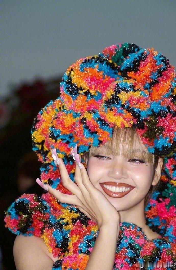 LISA最新杂志大片出炉，够惊艳吗？​​​