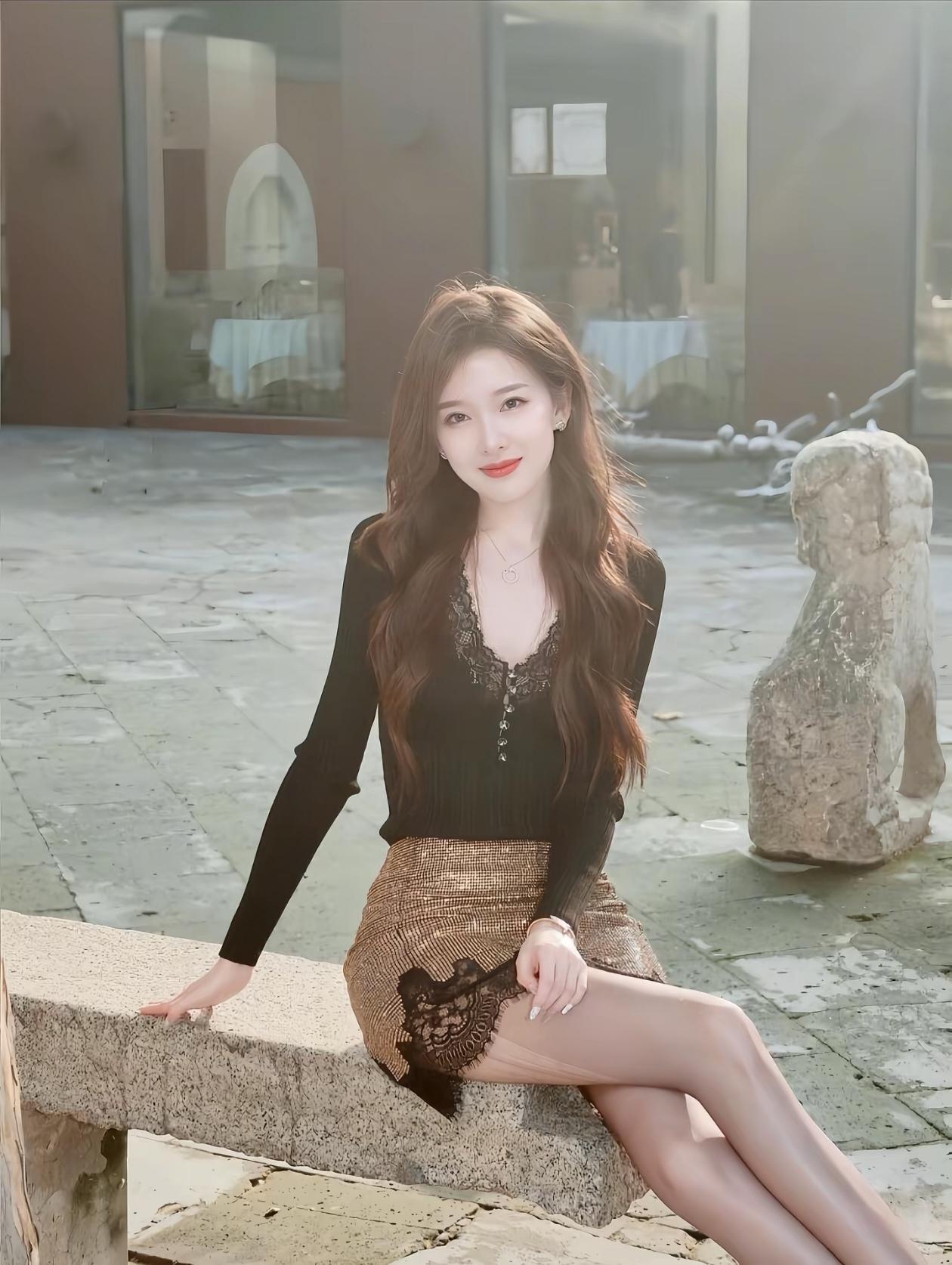 优雅坐石凳，长裙飘逸风，红唇微笑间，美如画卷展。