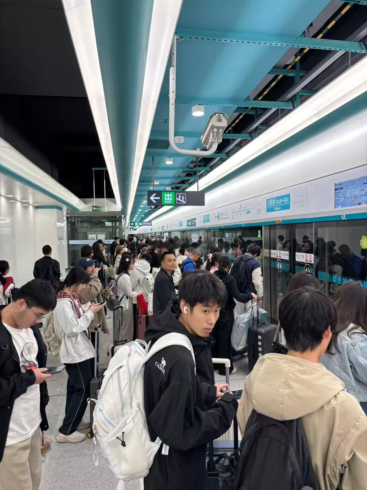 此刻的福州地铁滨海快线客流