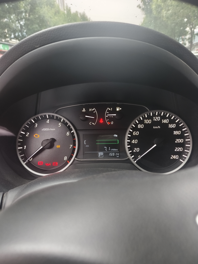 轩逸的油耗我的车是轩逸经典，买来快两年了。路况也就是上下班来回有个20公里，乡