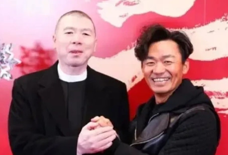 2004年，王宝强拍《天下无贼》时，发现冯小刚经常胃疼，他记在心里了，拍完这部电