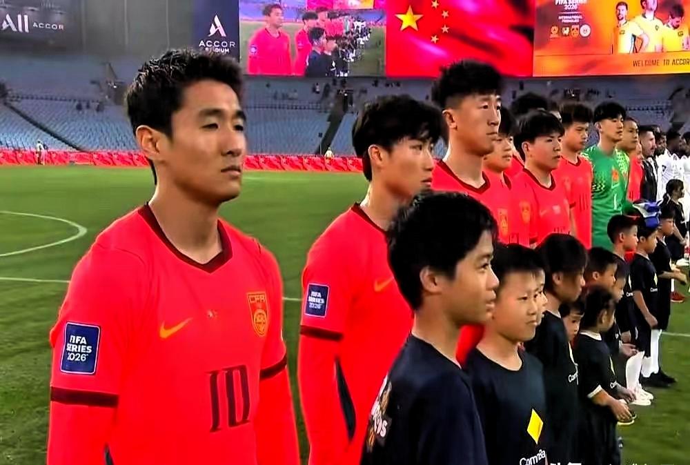 除去硬塞进来的澳大利亚队，伊朗足球运动员是亚洲足坛身高排名第一的球队。根据今年U