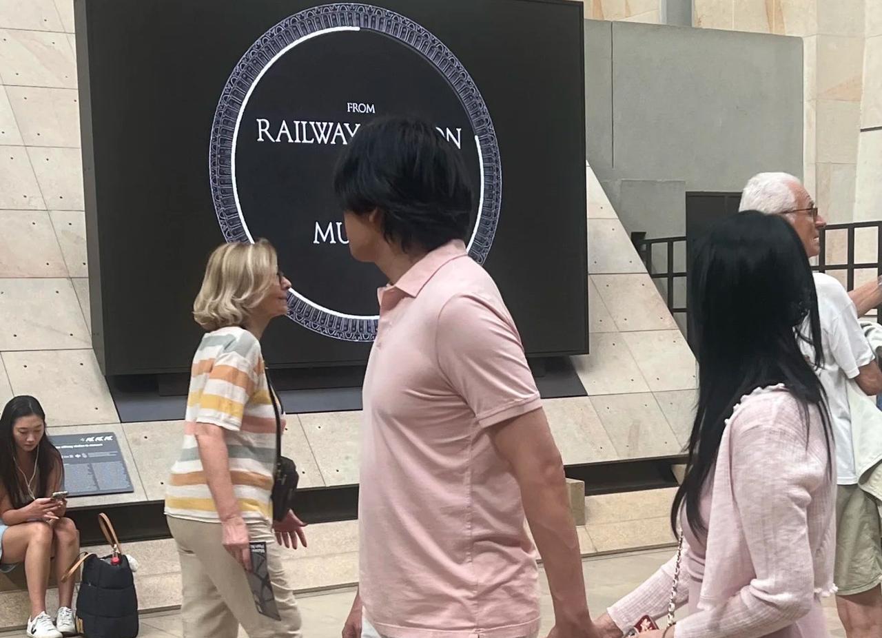 你们发现了吗伊能静对秦昊太会拿捏了！能让秦昊一个快五十的北方汉子穿粉色，可见一