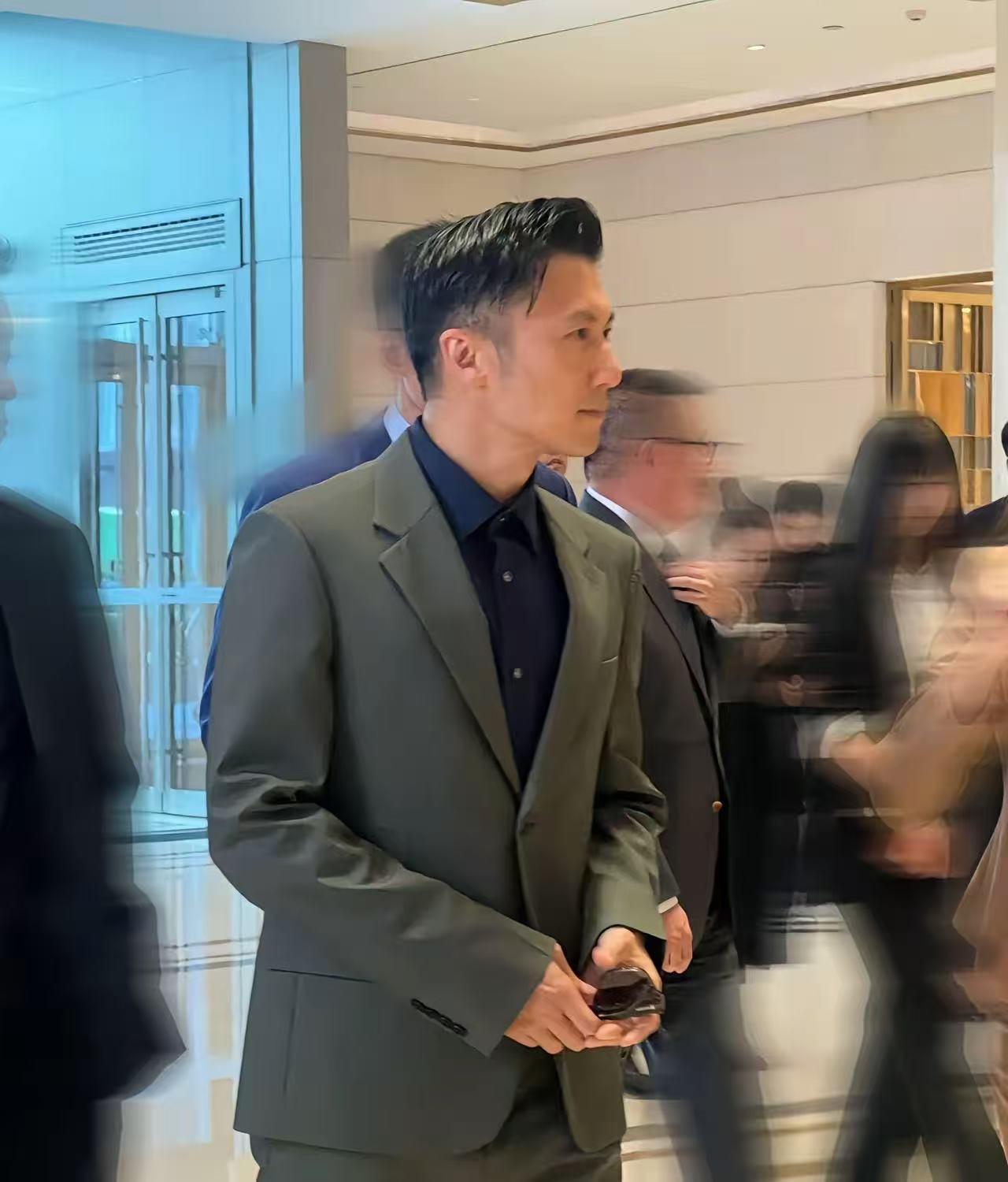 谢霆锋七夕出席活动，现场照片出来，两个不同层次的差别很让人意外！有意思的是，
