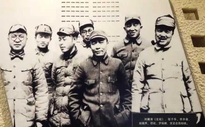 李井泉、程子华、阎秀峰、朱光、徐驰坐在主席台上，而彭德怀却没有资格上去，这是怎么