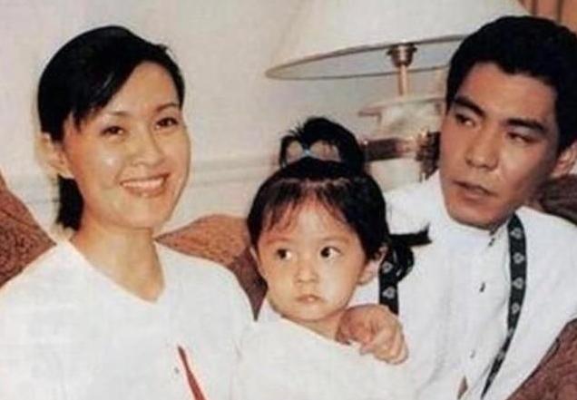 1994年，屠洪刚给那英打电话说“英子，借我5万块钱，急用”，那英问“干啥用呢”