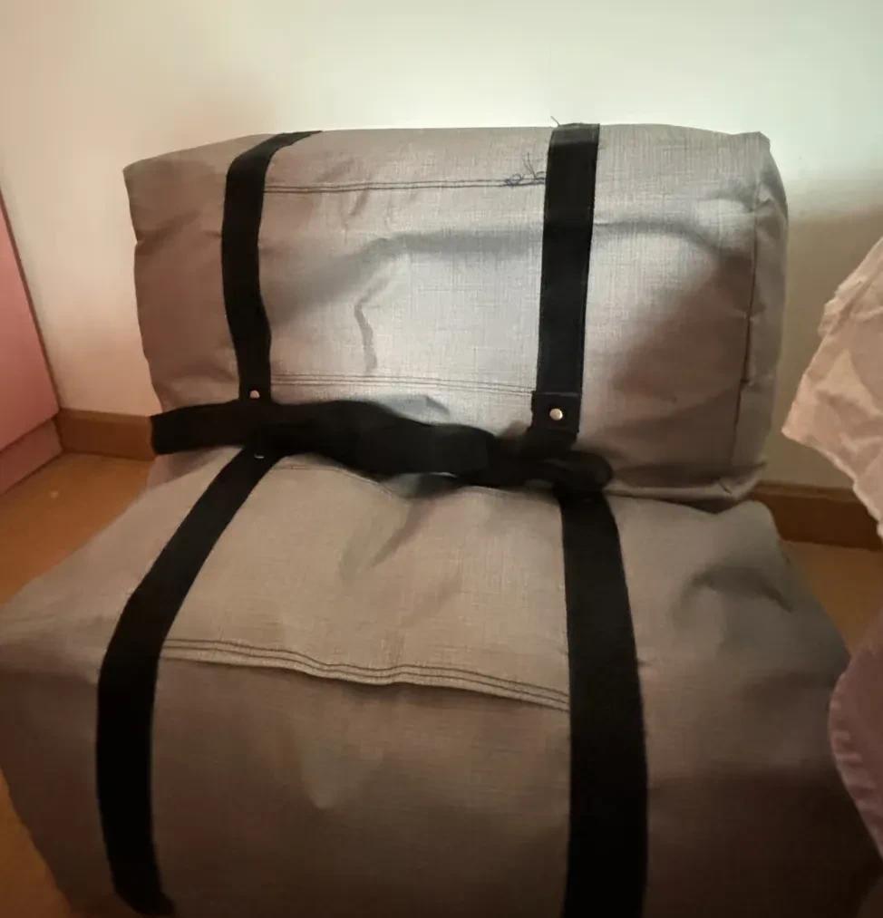 大姑姐总把她儿子穿旧的，穿小的衣服往婆婆家送，说是给我们。她儿子比我儿子大三岁，
