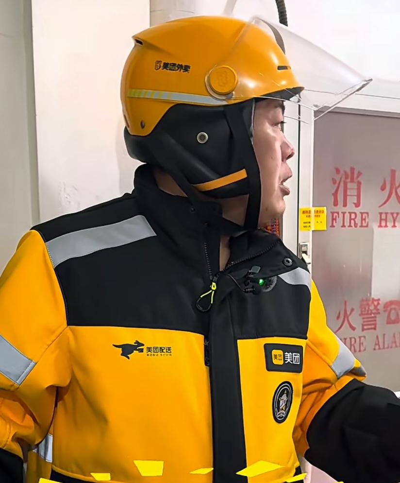 通州，1外卖小哥去送餐，顾客关上门时，小哥发觉不对劲，随后冲出电梯猛砸门：快开门