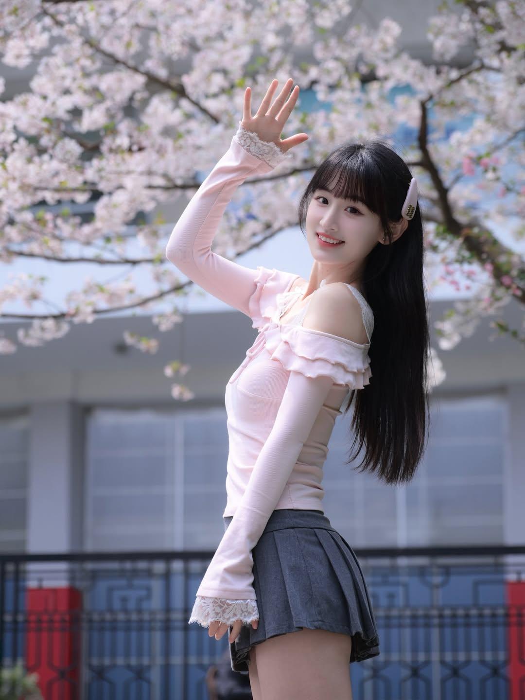 谁懂啊！春天的樱花和温柔少女真的绝配！坐在落满花瓣的湖边，风里都是甜甜的味道，