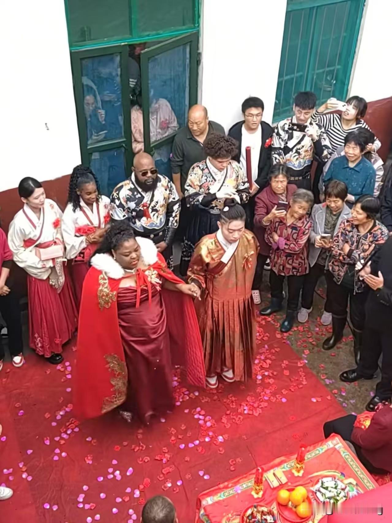 山东一位帅气的小伙迎娶了一位黑人女孩，女孩家属多人前来，喜笑颜开，但是男方家属看