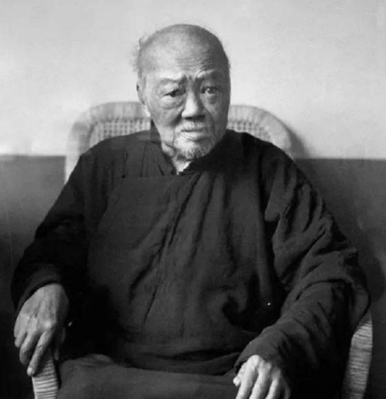 他是陈独秀的三儿子，却大半辈子在窑厂搬砖扛包，连家里祖宅都卖了供孩子读书，妻子活