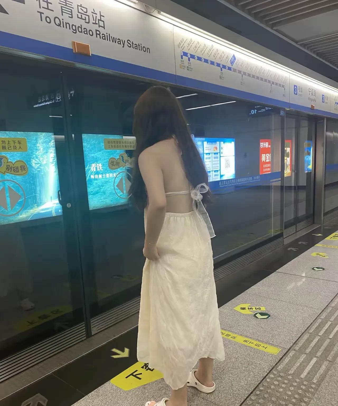 我女朋友就喜欢这么穿，我其实是无所谓的态度，给大家点福利。我老婆那就不行了，那是