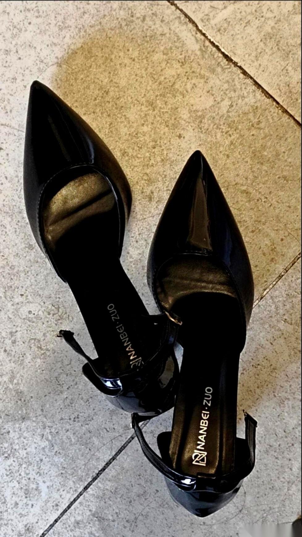 这哪是鞋啊。这分明是现代女人的盔甲，是踏进“战场”的战靴。说真的，你以为我们