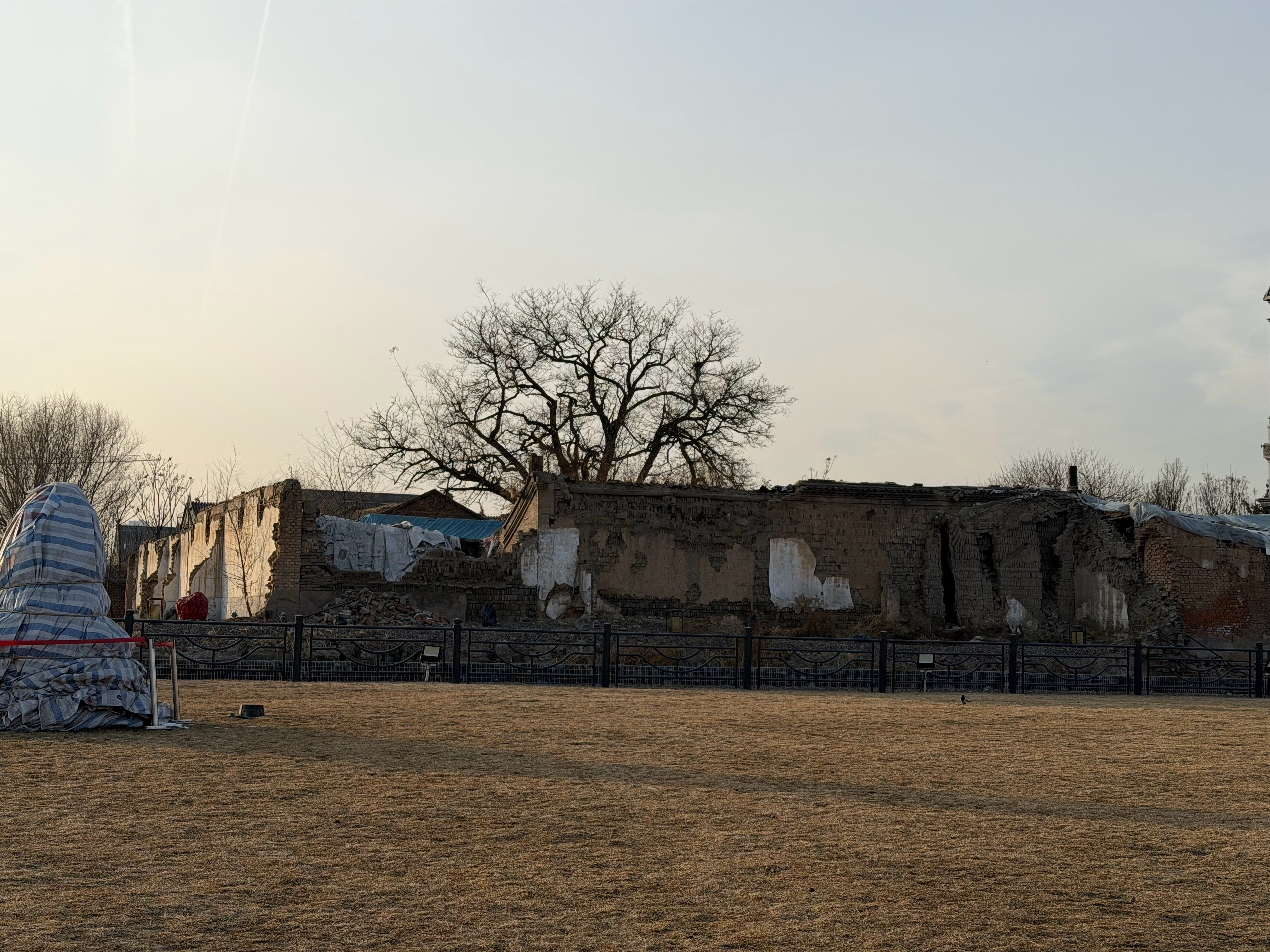 刚看到这个老房子被铁围栏拦着我以为是故意留的古建筑，但是后来感觉又不太像难道这是
