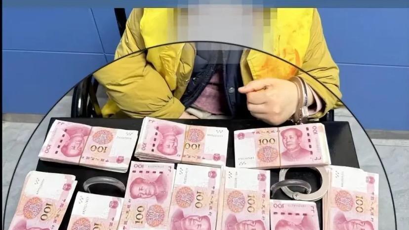 谁能想到，在寸土寸金的上海弄堂深处，一对90多岁、连路都走不稳的老夫妻，家里居然