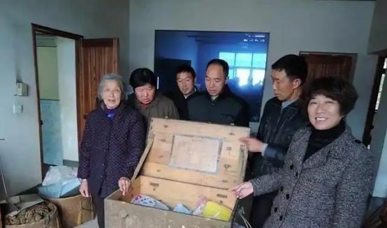 1984年，开国少将钟伟病重住院，大将黄克诚去看他。聊天时，黄克诚问钟伟，老家还