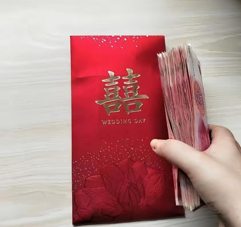 朋友儿子国庆结婚，我硬逼着出了一万块份子钱，想想都来气，事情的缘由是这样的。一