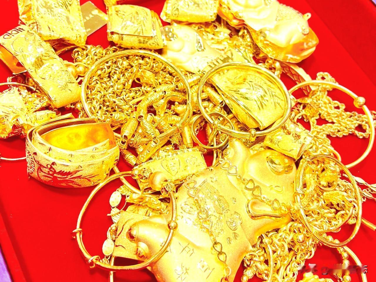 这是赚到了，轻轻松松15万到手。前天我朋友也卖了95g黄金首饰，她是2000年