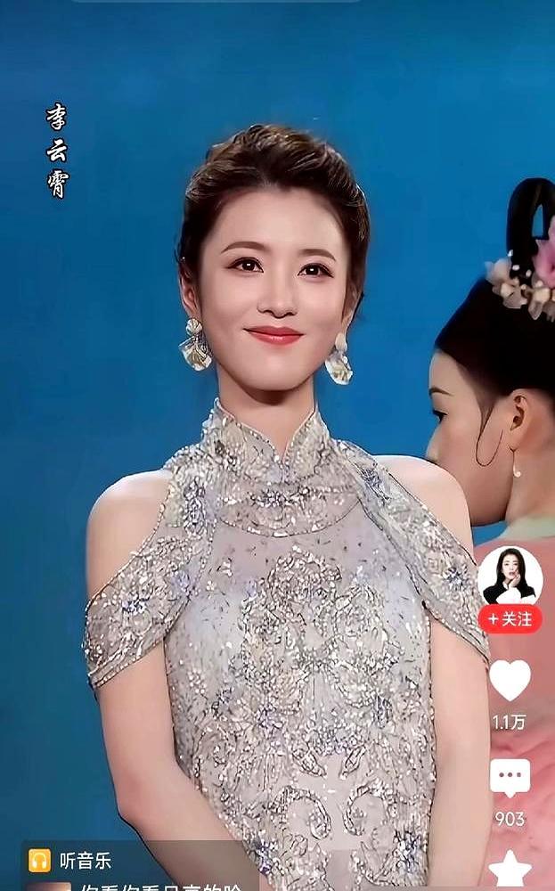 背着一万三的包，在节目里哭着说养不起爹妈。一时间，“卖惨”“立人设”的骂声