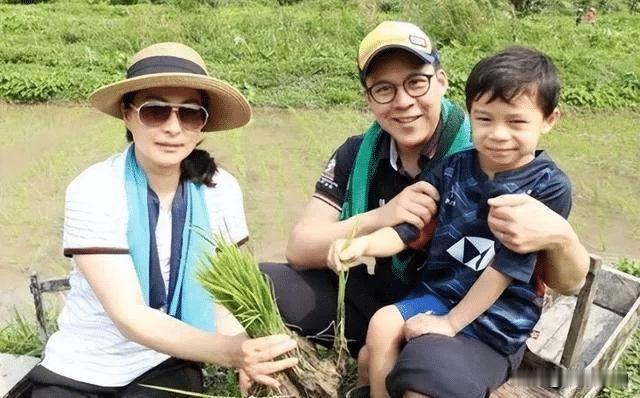 43万学费的豪门娃，日常竟比普通娃还糙！郭晶晶这养法，全网夸醒无数家长12岁