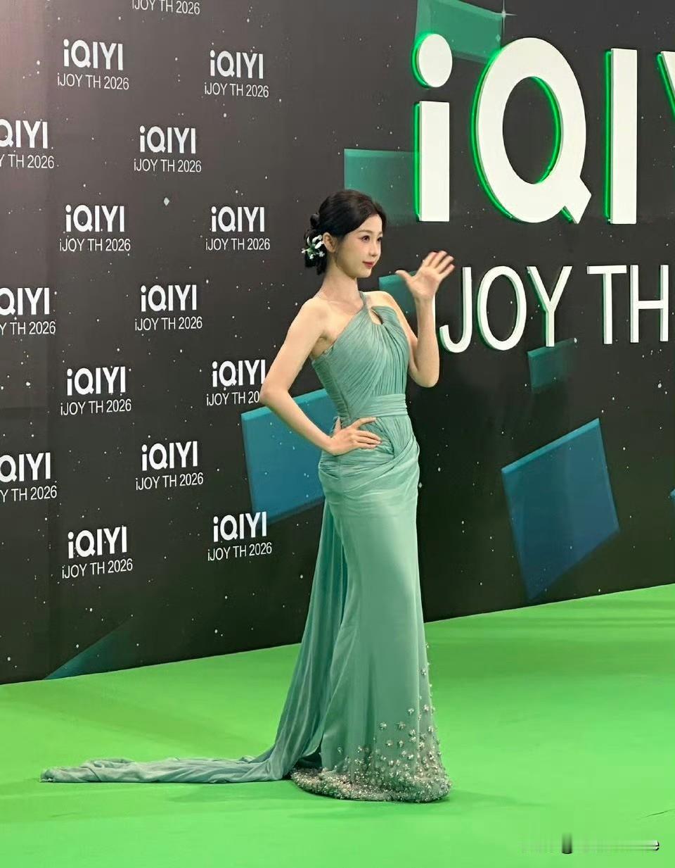 11月7日，消失2个月的虞书欣，以全新身份携手何与出席海外剧宣活动，换做几个月前