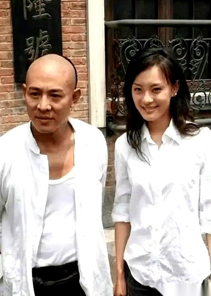 孙俪跨剧组找李连杰合影，李连杰答应后，拍照时把双手背在身后并跟她保持了一段距离。这种拉开物理距离的举