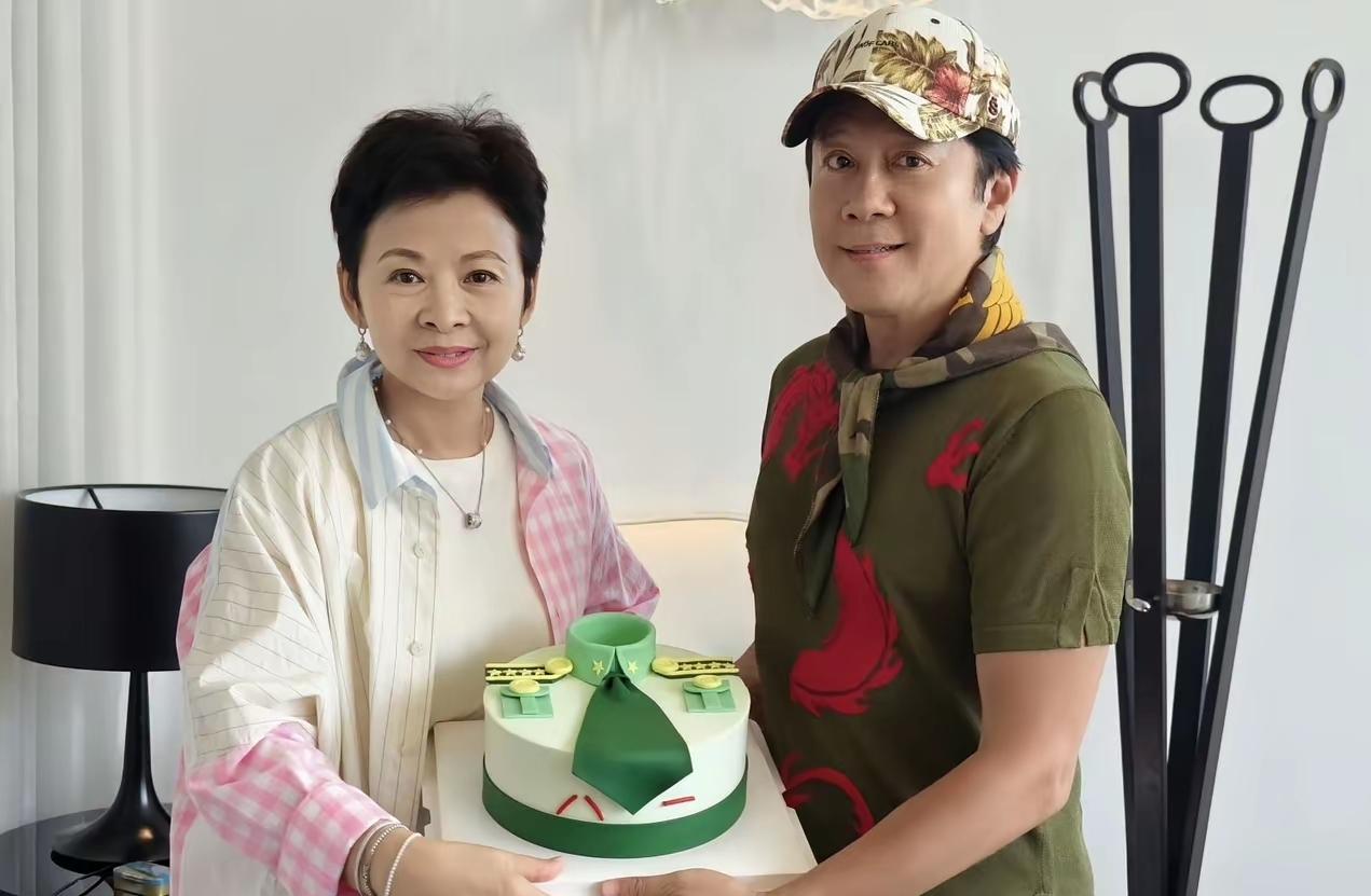 晒图笔记大赛蔡国庆这身穿搭太吸睛！鸭舌帽铺满床单碎花，脖子丝巾配色亮眼，花哨搭配