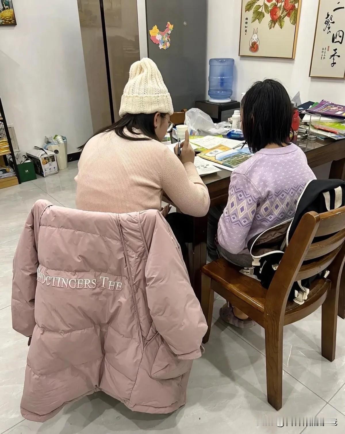不明白学习问题应该是学校老师的事啊，为什么要依赖家长？家长不上班吗？这个是我评论