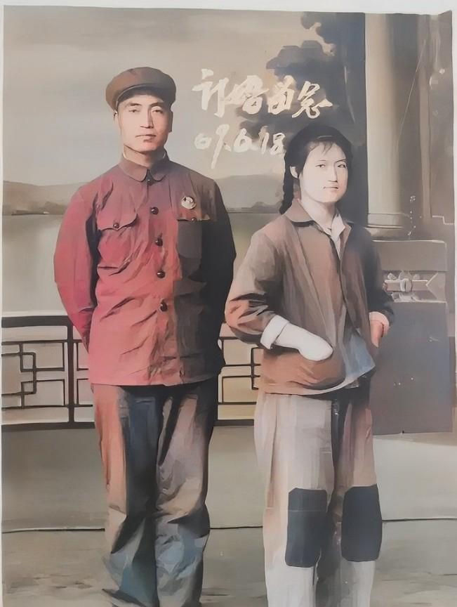 分析一下，穿补丁衣服是很正常，要是结婚照，再穷借条裤子穿，再者军人有津贴的，结婚