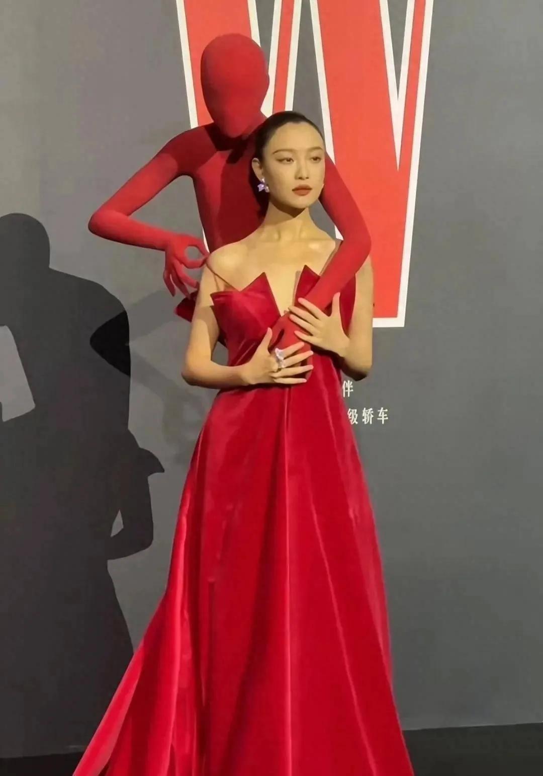 8月19日，W盛典在上海举行，活动邀请了诸多娱乐圈知名人士出席。倪妮此次亮相