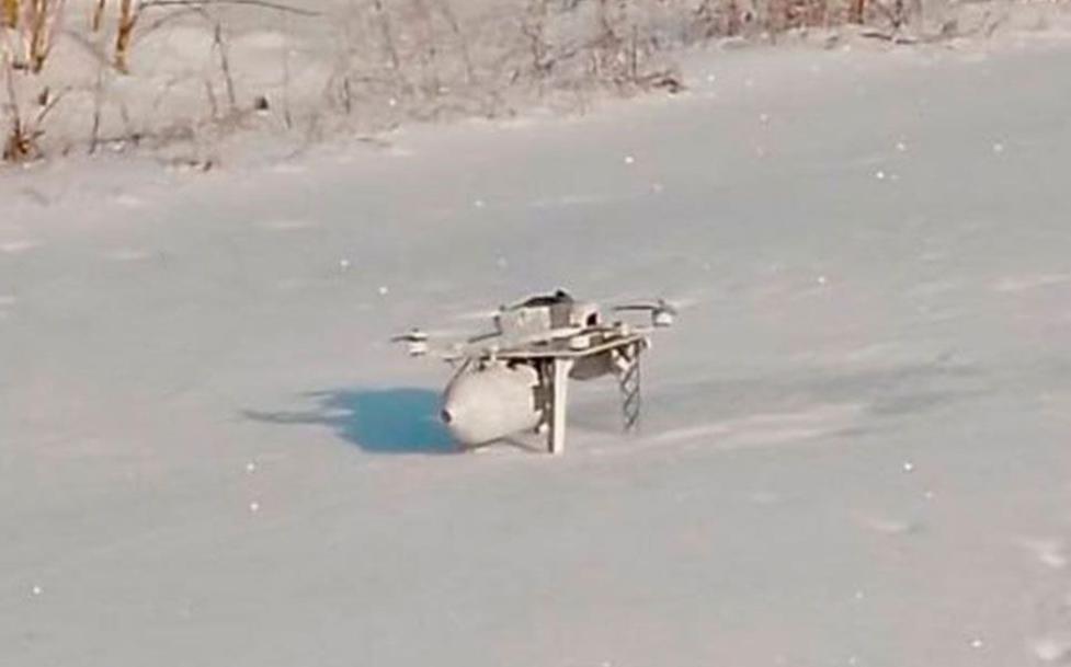 俄军打仗狡诈凶狠都到骨子里了。俄军光纤无人机采用冬季白色迷彩伪装，就停在主要交通