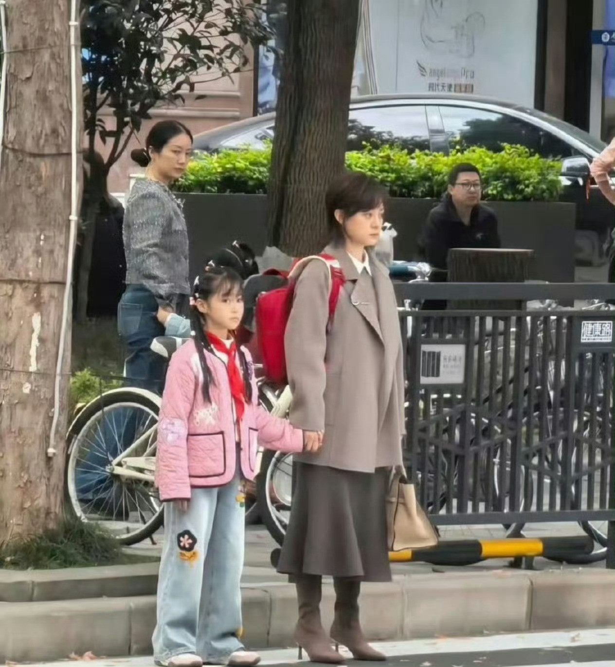 孙俪接送女儿上学，好接地气！女儿长得像爸爸，基因真好啊