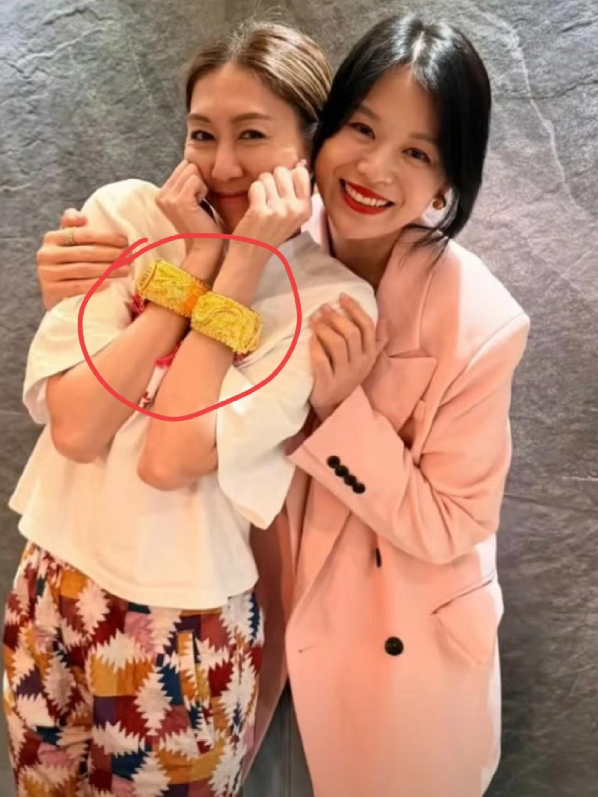 做胡杏儿姐妹也太幸福了吧，她送了胡定欣金镯子​​​