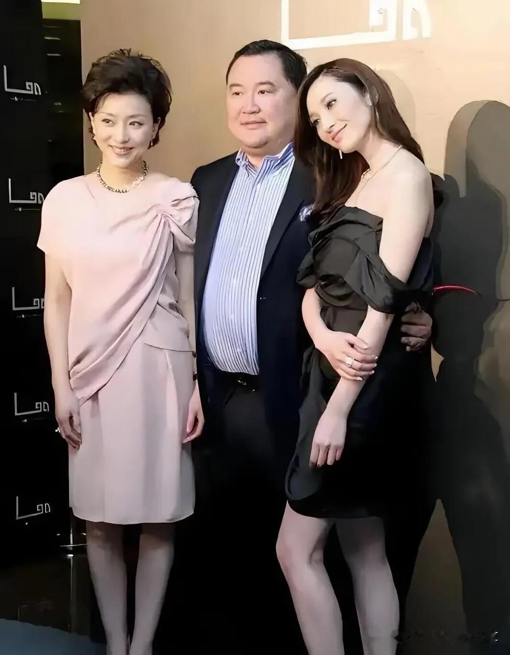 杨澜的老公吴征跟老婆和朋友一起合影，表情很镇定，淡定自若的，杨澜知性优雅，才华横
