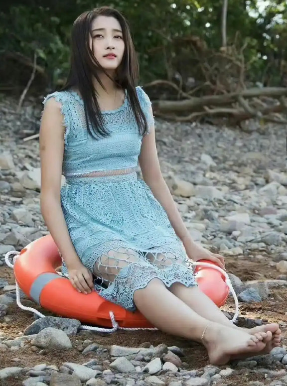 关晓彤这组照片，让摄影师被集体喊“下岗”——角度刁钻、光影诡异，硬是把高挑大长腿