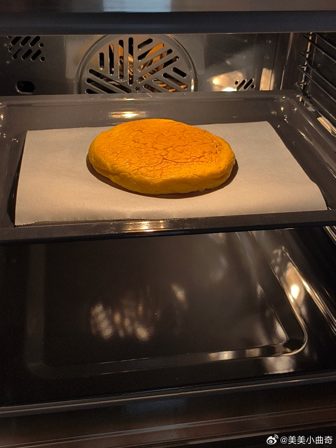 早上才说咖啡厅快递多下午又到了一个烤箱不知道买那么多干嘛但我把我的晚饭也拿进去烤