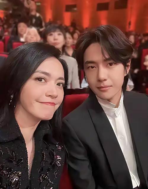 我问我朋友，王一博跟綦美合绯闻传了这么多年，他为什么不公开啊我朋友说，看看鹿晗