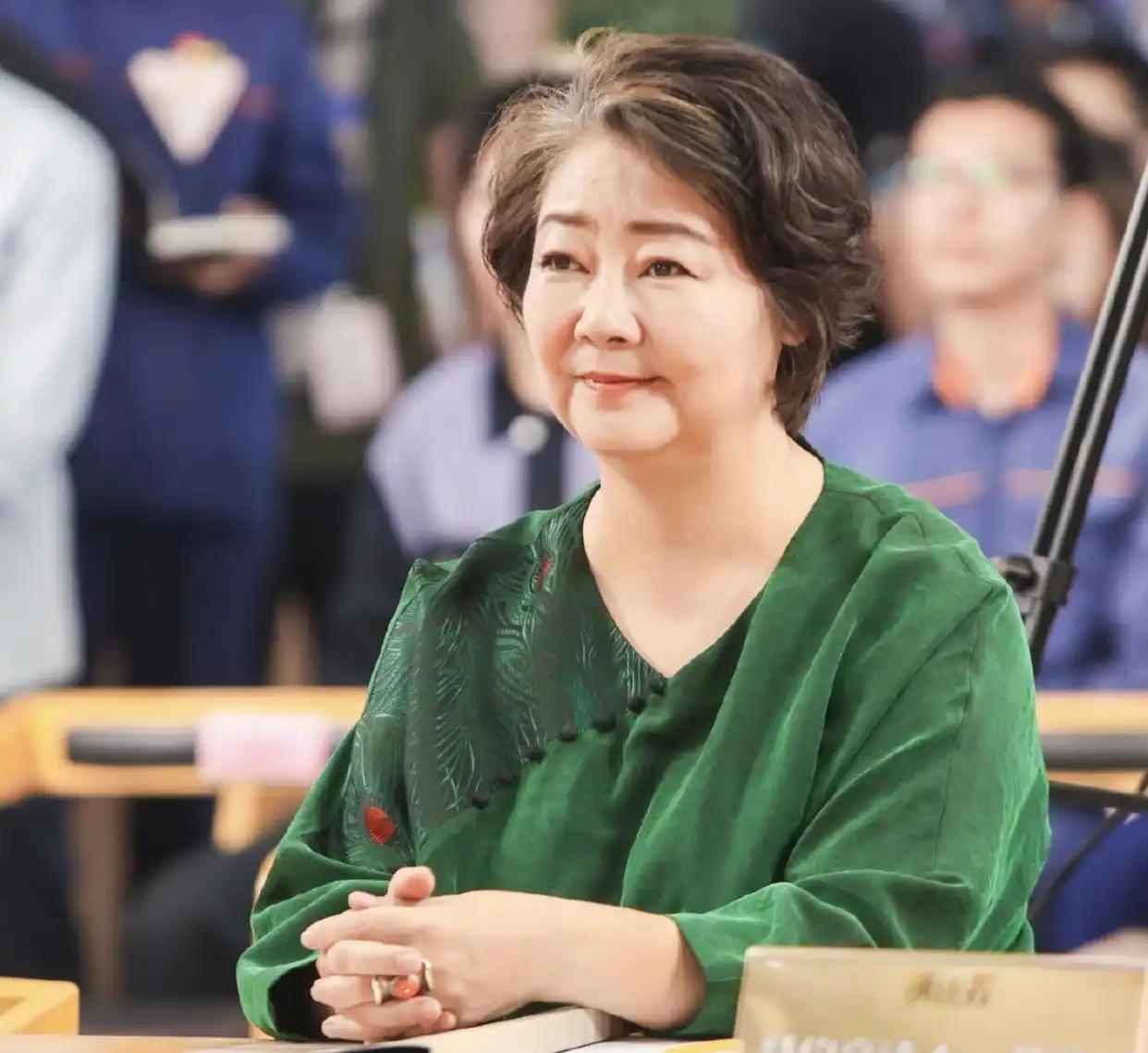 演员萨日娜说：“当年，接到《闯关东》剧组的邀约，我是拒绝出演的，因为我最初看到的