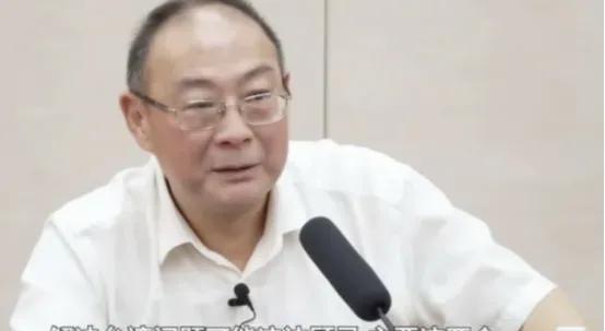 复旦大学教授沈逸说，精英们把子女和存款都押在美国，一旦中国科技追上，那张绿卡就贬