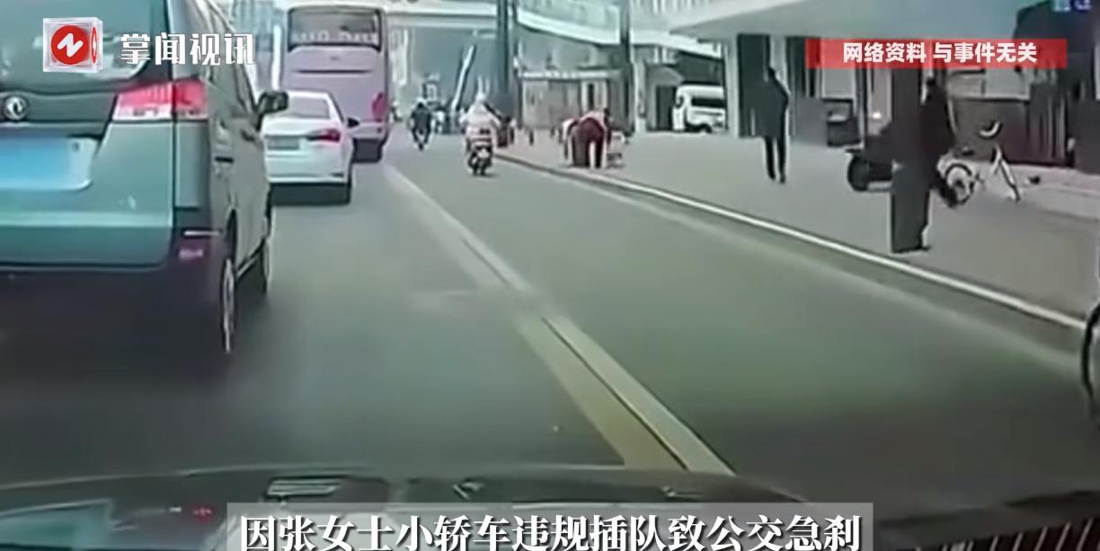 悲剧还是发生了！上海，一位42岁的女子乘坐公交车时，因为一位女司机开车强行插队，