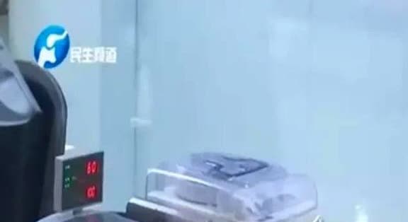河南郑州，一女子担心太多现金放家里不安全，于是提着一扎一扎的钱来到银行，准备将4