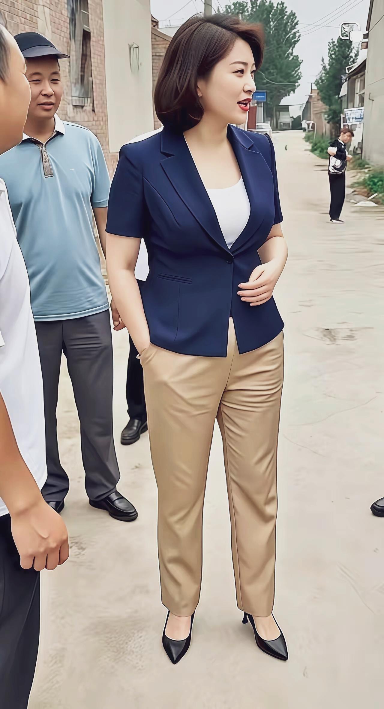 女县长又一次来到我们村检查工作，推动乡村振兴，建设美丽乡村…