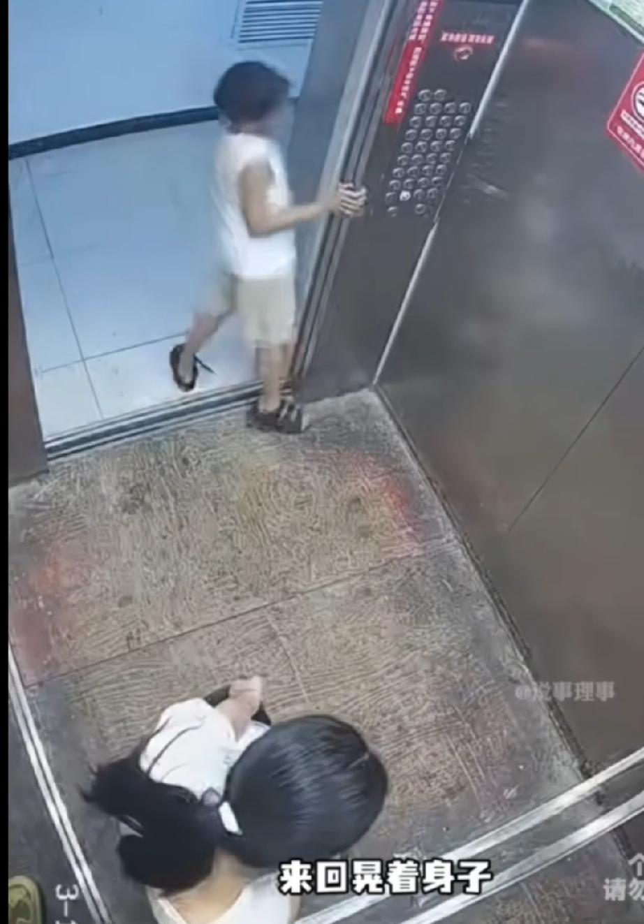 千万不要低估一个女孩子的实力！一个十七八岁的女孩拎着垃圾袋坐电梯去一楼，中途电梯