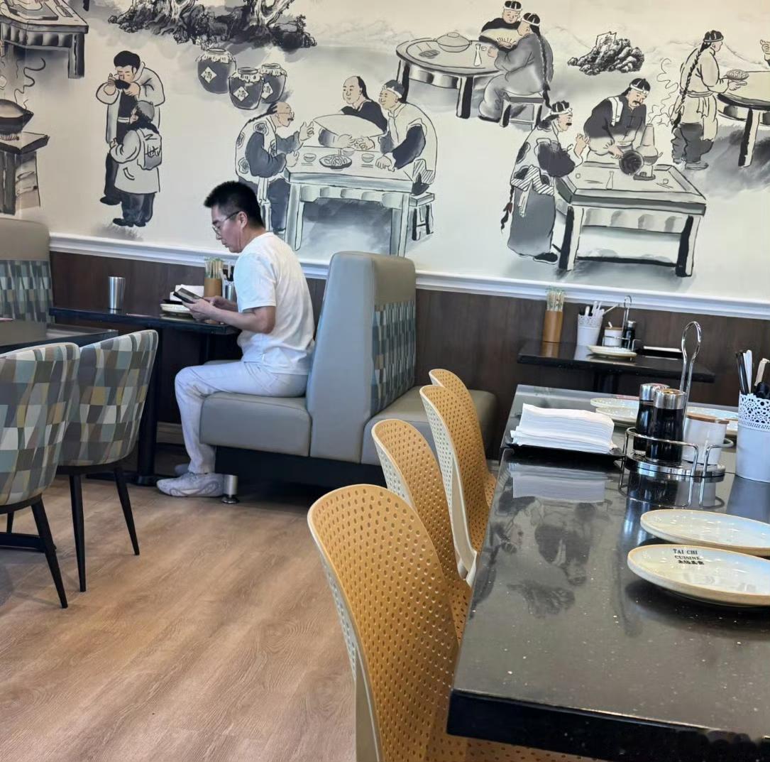 家人们速看！12月15日何晴北京告别仪式肃穆举行，儿子许何弓着背捧遗像满脸悲痛，