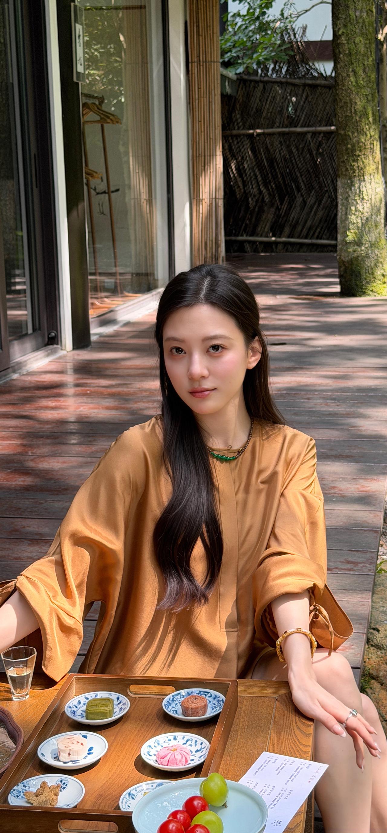 木调，新中式服饰，搭配素雅的环境，非常的出片，漂亮[比心]经典新中式风格
