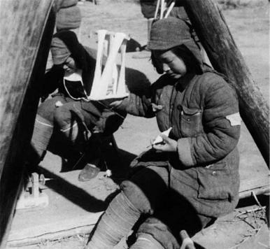 1941年一女八路在老乡家养病，却被贪心的邻居告了密，很快日军包围了老乡家，可他