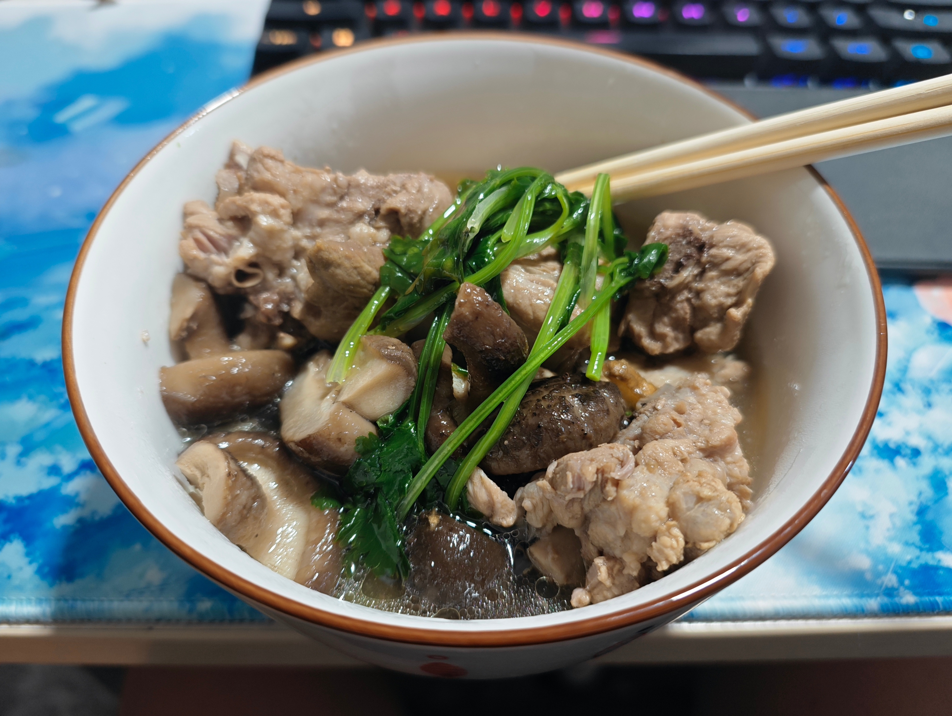 晚饭略迟这一碗——香菜香菇排骨汤没有配主食，因为感觉不太饿虽然我不是生酮饮食的拥