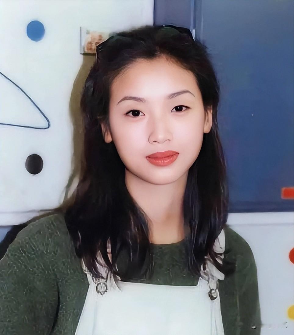 一代女神，从巅峰消失，她现在过得怎样？前阵子网上有人发照片，说在上海一家拉面馆