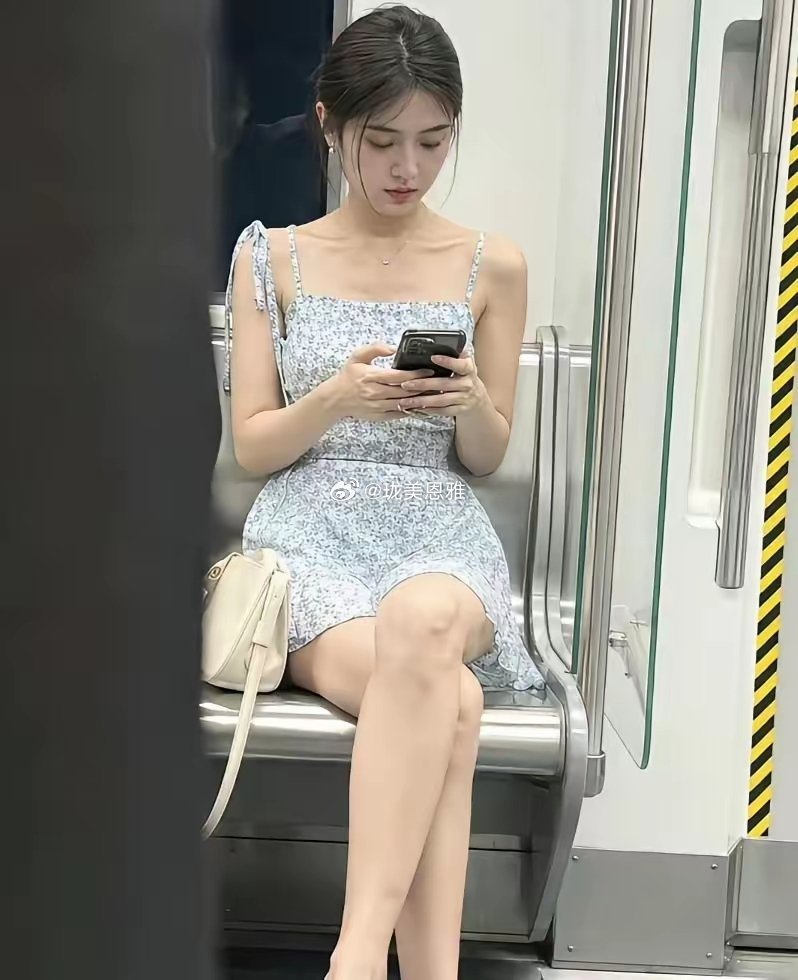 地铁上遇到颜值天花板了就这一眼，我连孩子叫啥都想好了